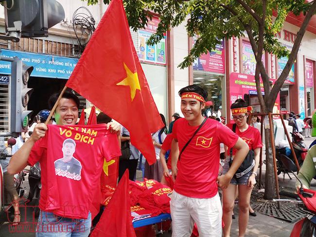 Triệu trái tim đổ xuống đường, hướng về U23 Việt Nam ảnh 10